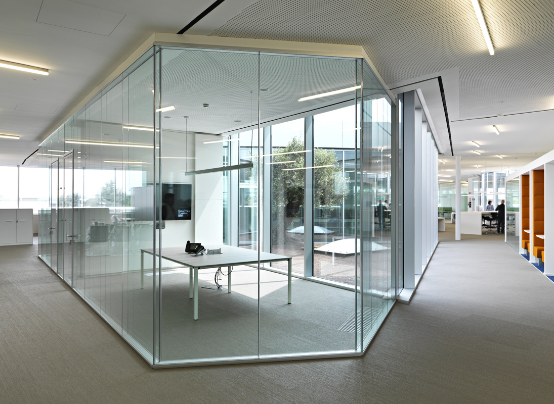 Imagen de muestra de una divicion de oficina tipo glass